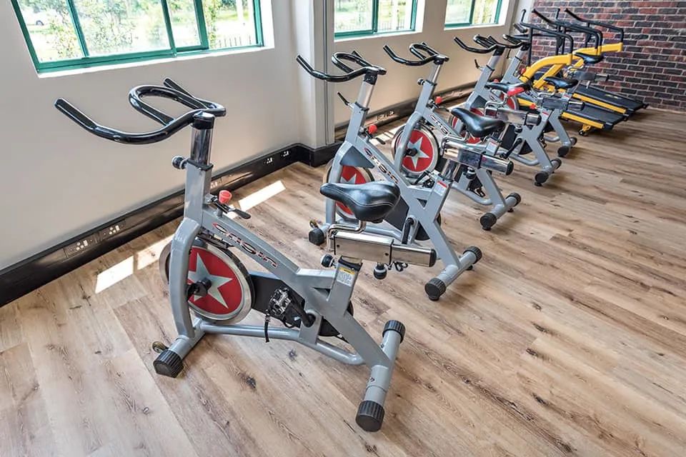 健身房地板用什么材料？小蓝鲸石晶地板6大优势