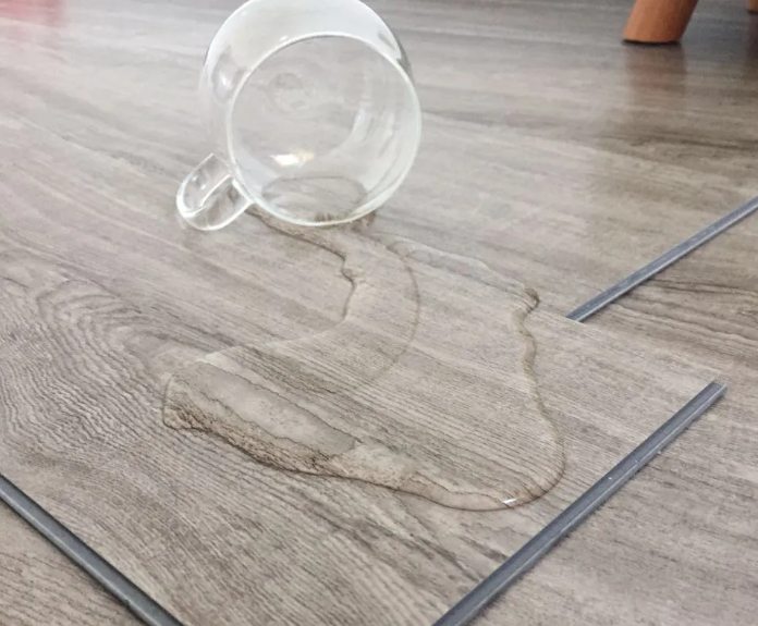 石塑地板也防水防潮大大优于木质地板