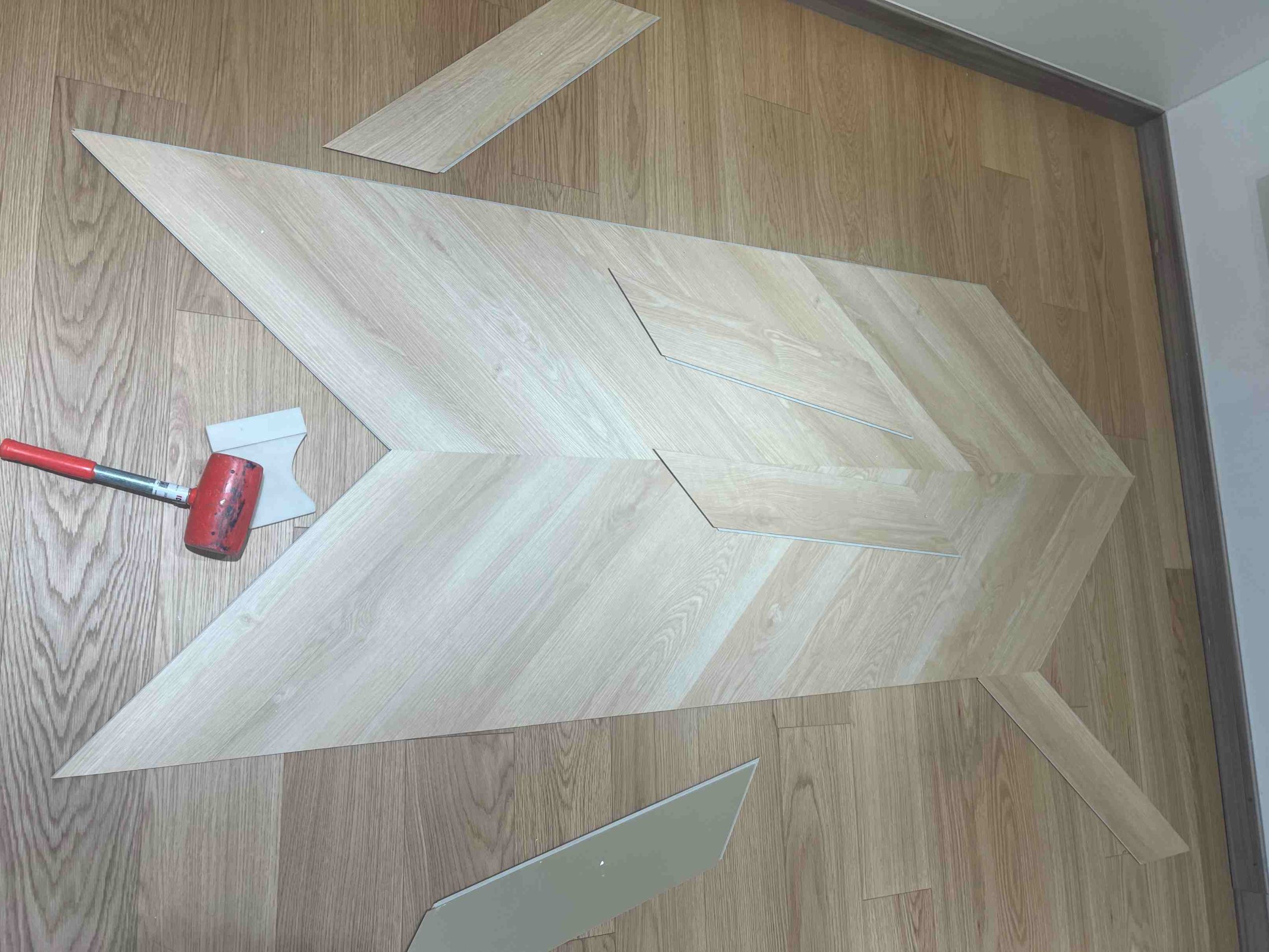 小蓝鲸石晶鱼骨拼地板样品到店尝试拼装效果