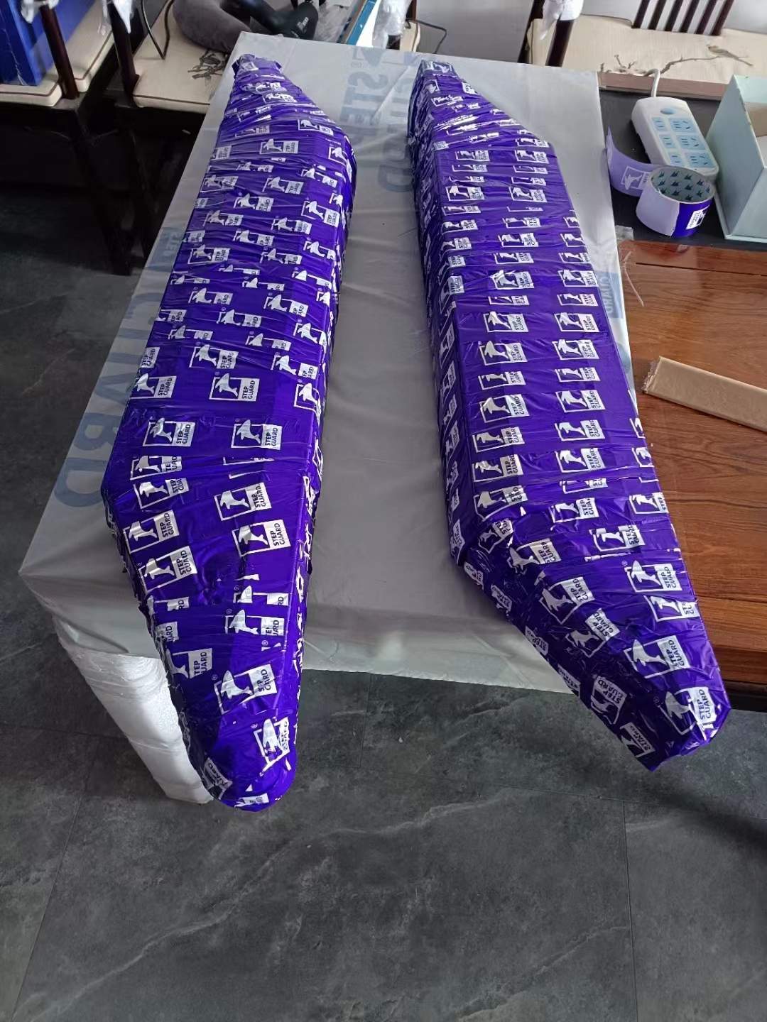 小蓝鲸石晶鱼骨拼地板打包寄样给急需鱼骨拼的客户看样