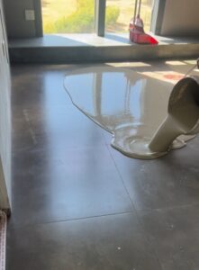 旧瓷砖上做自流平